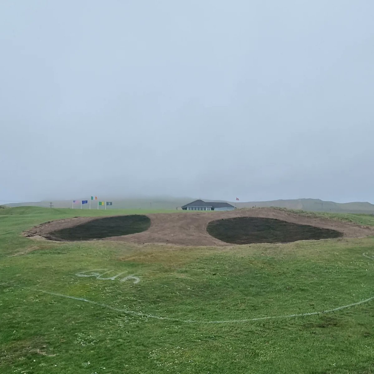 One last tweak before the season. The dreaded natural bunker short right of 9th green has been split into two riveted pot bunkers. Huge improvement to playability should you end up in there this summer....which, of course, you shouldn't! 🙃⛳🙌 #ceannsibeal #corcadhuibhne