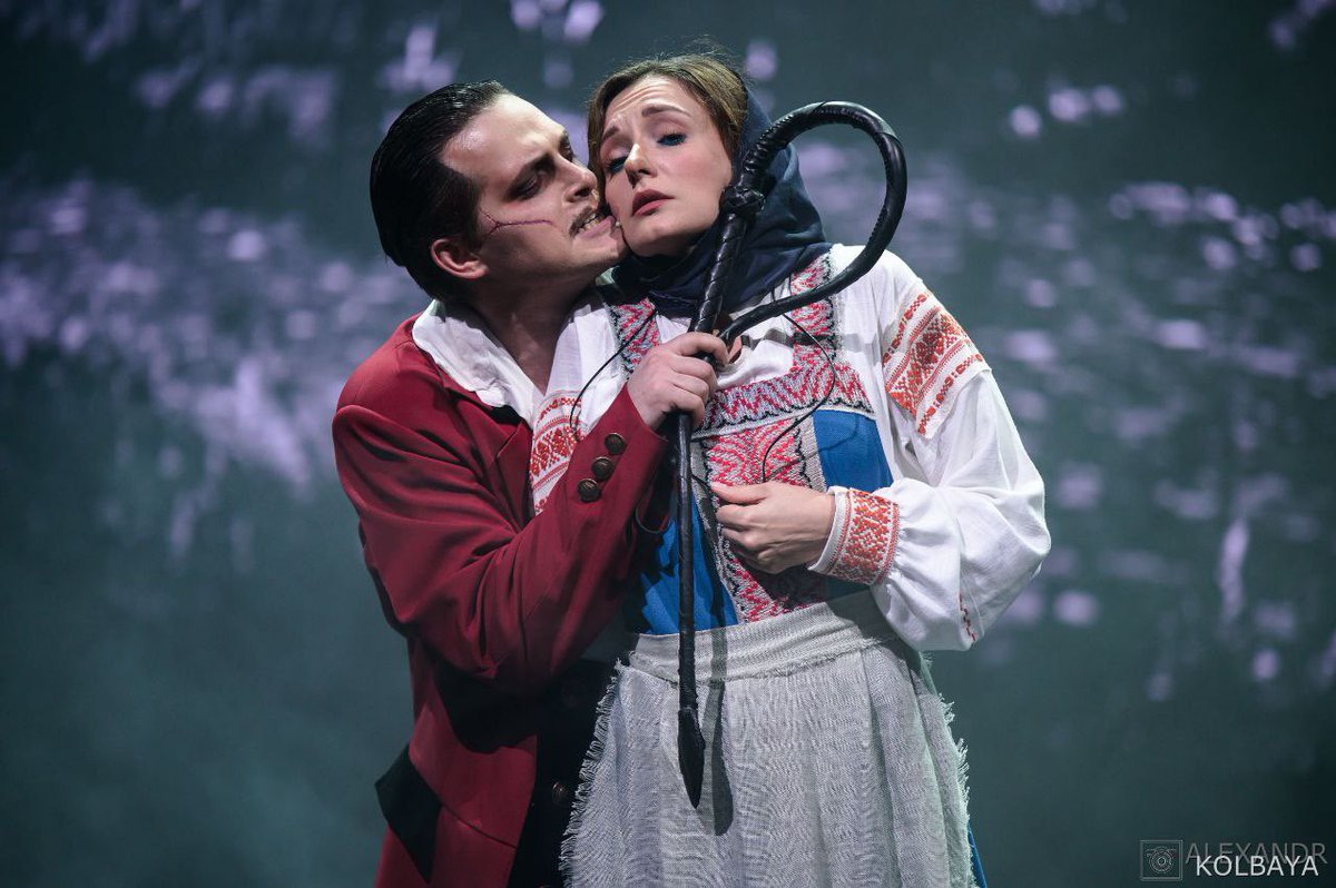 Ну чтооо 
Сдали «Хозяйку медной горы»! Завтра премьера 
Спектакль просто огненный, красивый, стильный, цельный, сделан со вкусом 
И на данный момент это самая масштабная моя разработка грима, я вложила в него душу
Так что приходите)) 
Грим пока близко выложить не могу ахаха😏😏