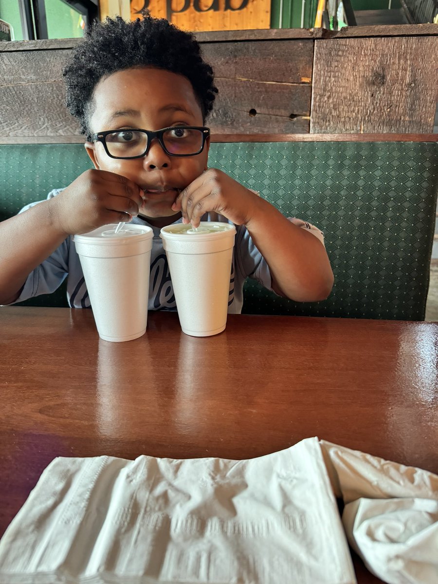 derekt529's tweet photo. Early dinner with the small fry #2straws https://t.co/JUntznU7KM