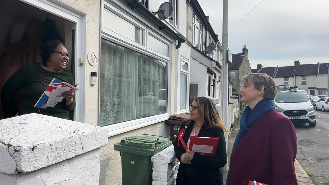 Great to have the Shadow Home Secretary - @YvetteCooperMP in Gillingham and Rainham today. Good to get out on the doors and visit the #MeninSheds project at the Sunlight Centre - they are doing brilliant work supporting men’s mental health