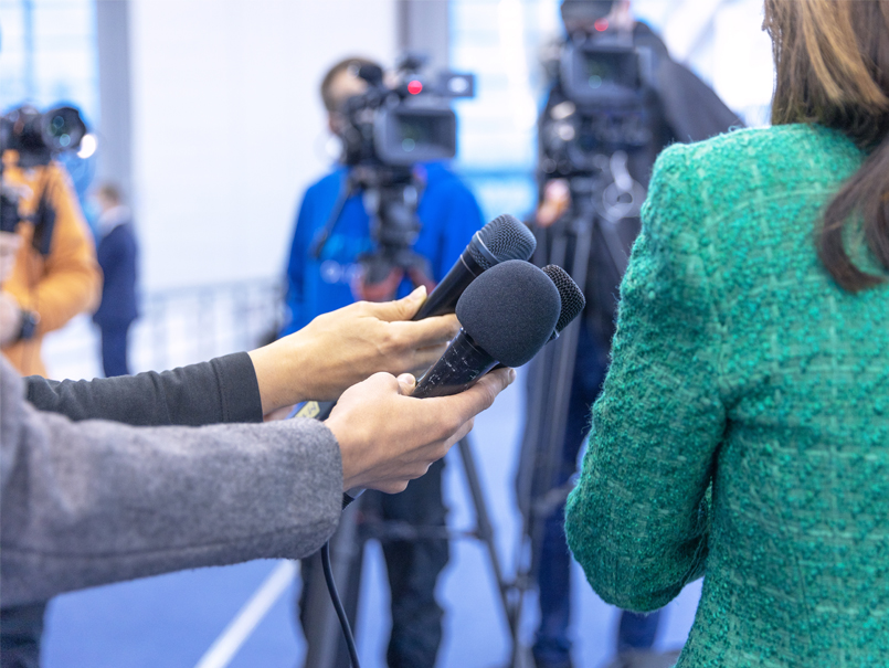 Estudio revela una percepción negativa del periodismo y los medios de comunicación en Chile
<a href="/claumellado/">Claudia Mellado</a> <a href="/pucvperiodismo/">Periodismo PUCV</a> <a href="/pucv_cl/">PUCV</a> 
Un 67% de las personas consume frecuentemente noticias sobre lo que sucede en la sociedad y un 36,7% lo hace todos los días, evidenciando en Chile un