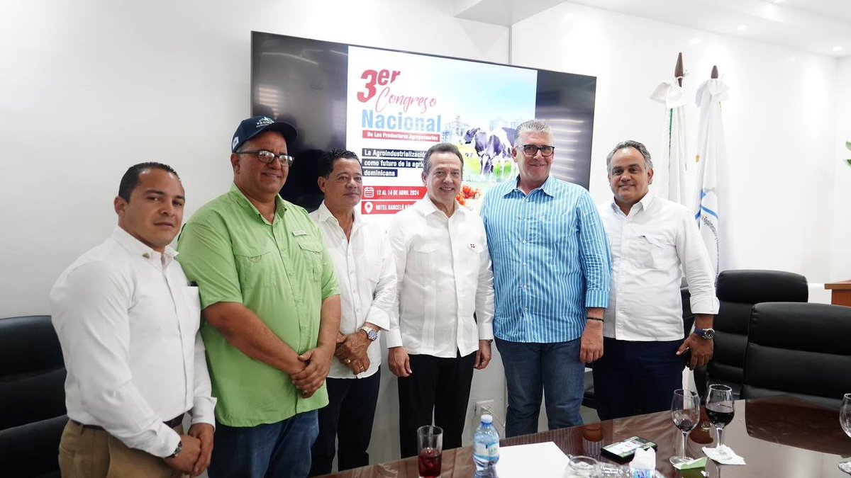 itobisono's tweet photo. El tercer Congreso Nacional de Productores Agropecuarios es una gran oportunidad para escucharlos y sobre todo intercambiar ideas sobre el futuro de la agroindustria dominicana. 

¡Cuenten conmigo y con nuestro equipo para avanzar juntos hacia un sector agroindustrial más competitivo y sostenible!🇩🇴🐄🥛💪