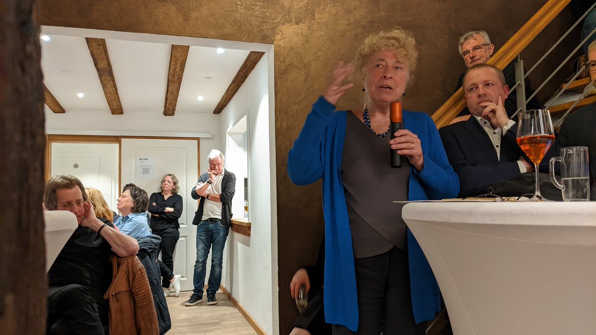demokratieghst's tweet photo. Beim "Tag der #Demokratie" in der Jugend entscheidet-Gemeinde #Kalletal sagte @Gesine_Schwan im Gespräch mit Bürgermeister Mario Hecker und Judith Ramadan, Projektleiterin von Jugend entscheidet: "Um sich zu verstehen muss man miteinander sprechen und die Erfahrung machen, dass man Aufgaben hat, die umstritten sind. Da zusammen zu kommen, miteinander zu arbeiten, das ist die Urzelle demokratischer #Politik. Man muss es erleben und erfahren". Das setzt Gesine Schwan mit #kommunalen #Entwicklungsbeiräten um und die Hertie Stiftung u.a. mit #JugendEntscheidet
#Demomratieverstärker
https://t.co/LaopdwovzU
