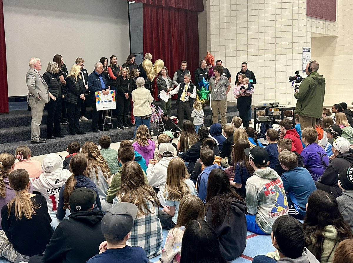 AprilGaydosh's tweet photo. Thank you @WeAreJEF for celebrating our Outstanding Educators in @jordandistrict! 
It’s been so fun to be a part of these surprise visits. We❤️OUR teachers! https://t.co/jRJw6Gmc1i