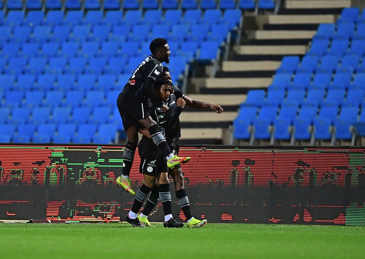 offsideksa's tweet photo. ديالو ورديف يكملون الكيف 👌
ثلاثية مستحقة وشباك نظيفة 💪

مبروووووك الفوز لشريكنا نادي #الشباب وعشاقه 🤍🖤

● بمناسبة الثلاثية سحب على عدد 3 تيشيرتات شبابية من الردود 💬 والرتويت 🔄 والمتابعة ✅️

@AlShababSaudiFC 
#الشباب_الحزم https://t.co/LsjPMxS9JX