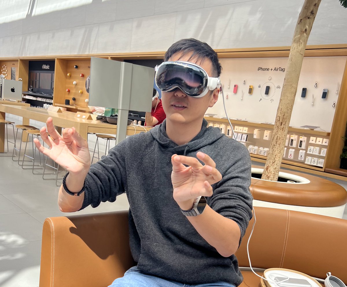liujackc's tweet photo. Craig is still Satoshi in Apple Vision Pro https://t.co/BU9OO4kayo