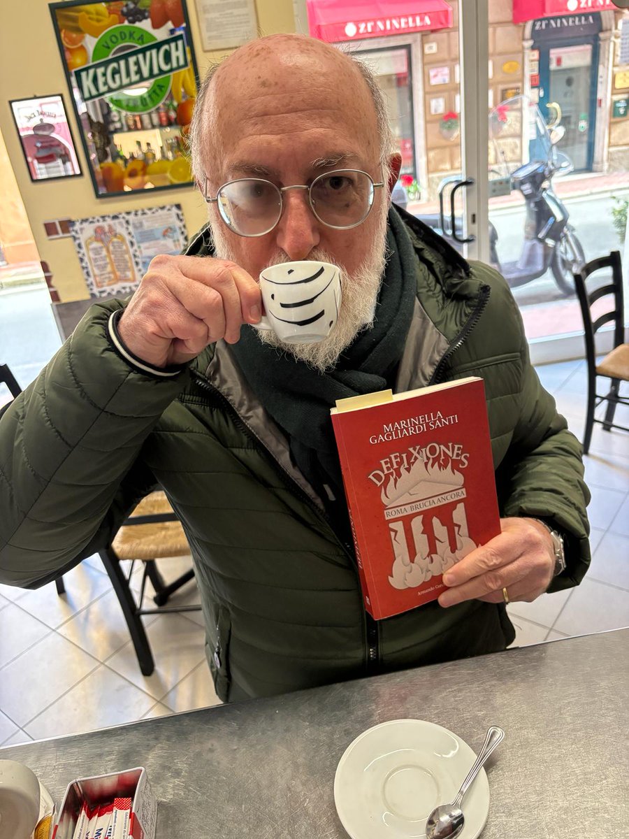 MarinellaGS's tweet photo. Non scottarti Paolo Fizzarotti, non aver fretta... il caffè e "Defixiones Roma brucia ancora" vanno gustati lentamente...

#defixionesromabruciancora #curcio
#chicelofafarediandarpermare #ilfrangente
#burrascapertre #golem #nautica  #librichepassione #libridaleggere #maremaremare https://t.co/NLRTbDC2wU