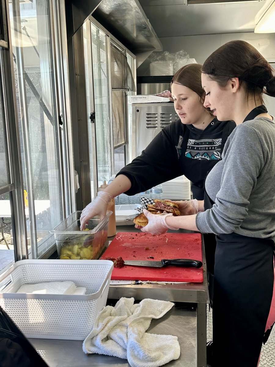 scsos_'s tweet photo. Feather River Academy students served hot pastrami sandwiches with tater tots using our ROP American Pie Food Truck. The Culinary program prepares high school students for careers in the rapidly expanding food service and hospitality industry. 

#scsosdoingwhatsbestforstudents https://t.co/VKyzLSnuxl
