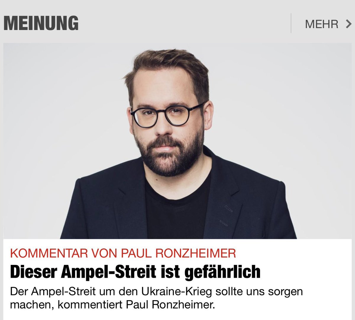 ronzheimer's tweet photo. Wir haben uns an Koalitionskrach gewöhnt. Aber der neueste Streit muss uns große Sorgen machen. Die Regierung hat gezeigt, dass sie selbst beim wichtigsten Thema unserer Zeit – dem Ukraine-Krieg und der Bekämpfung Putins – komplett entzweit ist.
Vor allem Rolf Mützenichs Rede ist besorgniserregend. Aus drei Gründen:
Erstens: Es ist einmalig, dass der Fraktionschef der Kanzlerpartei in einer Frage von Krieg und Frieden auf die Koalitionspartner losgeht. Das tut Mützenich nicht ohne Absprache mit dem Kanzler.
Zweitens: Olaf Scholz mag es selbst noch nicht aussprechen, aber sein Fraktionschef sagt es offen: Er will den Krieg „einfrieren“. Das heißt: Die SPD will mit Putin verhandeln. Anders als die Ampel, anders als fast all unsere Verbündeten.
Drittens: Die SPD streitet es ab, aber ihr Wahlkampf mit „Friedenskanzler“ Scholz läuft auf Hochtouren. Auf Kosten der Ukraine. Und der eigenen Koalition.
Wie sich die Regierung hier präsentiert, ist ein Risiko für Deutschlands Ansehen in der Welt.