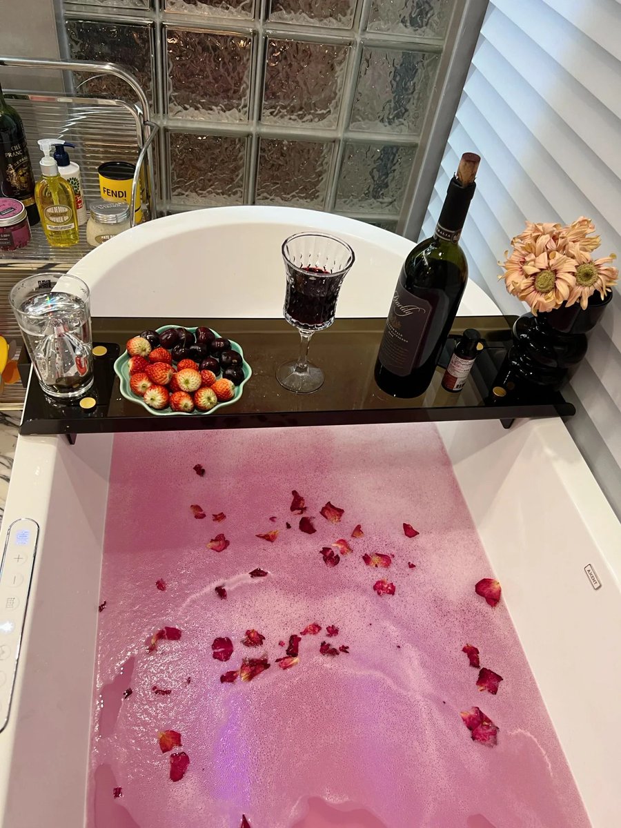 arberalia's tweet photo. Wash off all the day weariness. 🍓🧴🌸 https://t.co/Xwrk23hXwJ