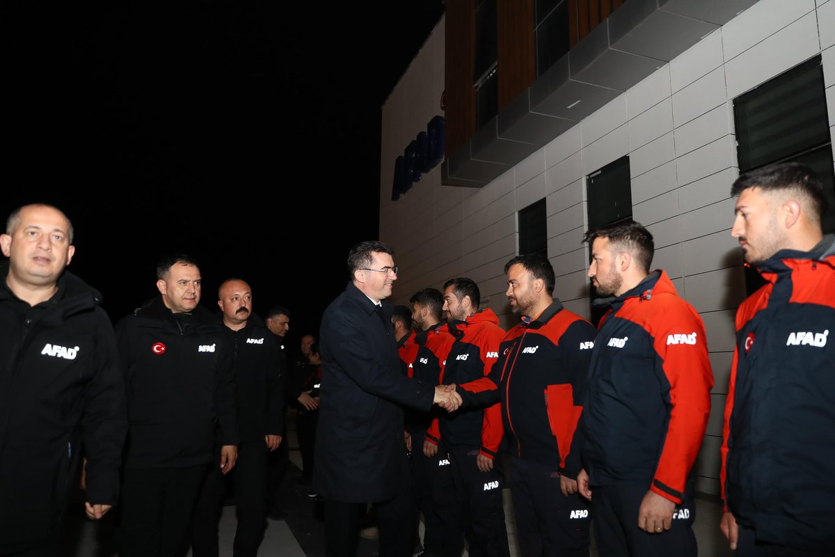 AFADBaskanlik's tweet photo. 📍Kahramanmaraş

Asrın felaketinin merkez üssü Kahramanmaraş ilimizde, çalışma arkadaşlarımızla bir aradayız.

#AFAD Başkanımız Vali Sn.Okay Memiş’in başkanlığında düzenlenen Koordinasyon Toplantısı’nda, bölgede yürütülen iyileştirme faaliyetlerinin yanı sıra AFAD Başkanlığımızın vizyonu ve gelecek dönem projeleri değerlendirildi.

Biz, birlikte güçlüyüz! 🇹🇷