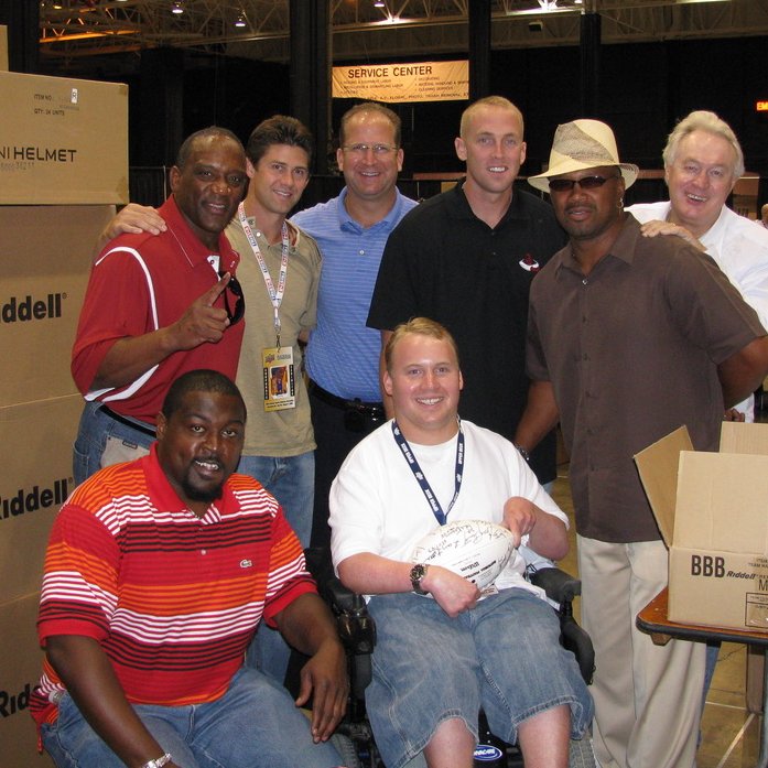 🎂 Happy birthday to 1999 @HeismanTrophy winner @Ron33Dayne (bottom left)! This was 2009 National Sports Collectors Convention with a few other legends. Enjoy your day my friend. PC: Sports Card Info #heisman #billysims #ThrowbackThursday