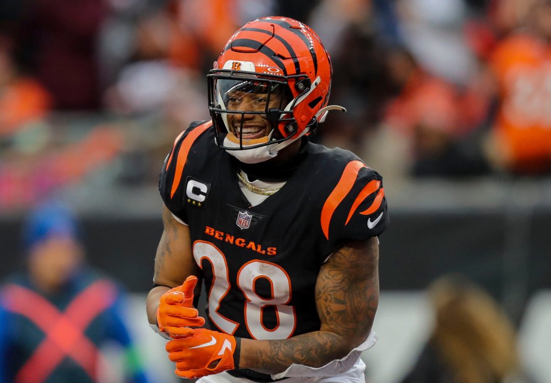 TDCoverage's tweet photo. BREAKING: The Houston #Texans are giving star RB Joe Mixon a 3-year extension worth $27 million

The Pro Bowl RB was just traded from the Cincinnati #Bengals https://t.co/5dO789mU7v