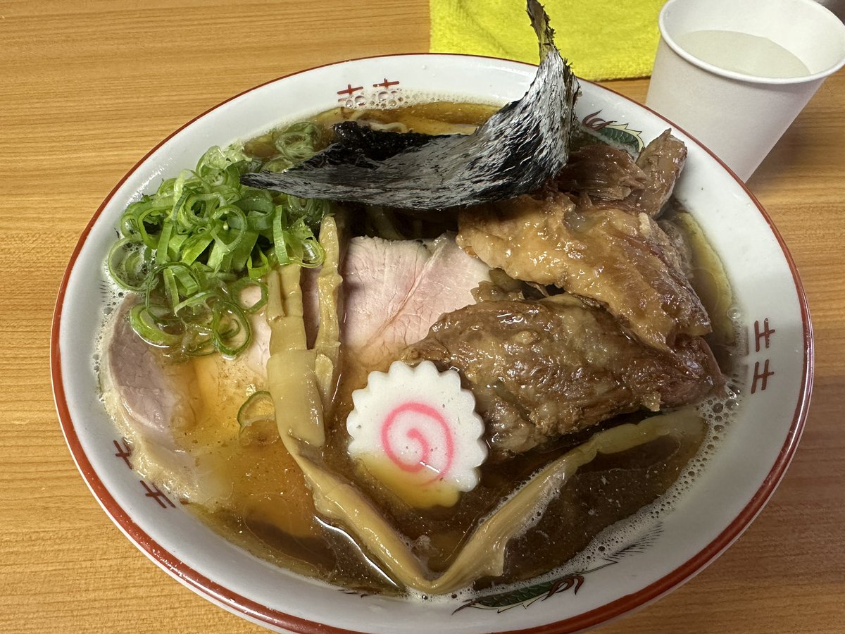 本日移転オープンの陸王さん。RIKUO表記なのかな？
鰹ラーメンにチャーシュー追加。
問題の？箸は割り箸も用意されてた！
パツパツした麺に食べ応えがあるチャーシューがたまらない。
節系の味が強め、個人的な好みから行くと甘すぎるかなー。
#ラーメン #秋田市 #秋田 #陸王 #RIKUO 