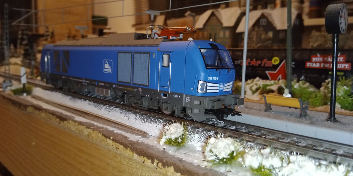 My new Loco. The Märklin Vectron Dualmode. 

Heute bei Modellbahn Union vor Ort in Kamen gekauft. Die Vectron Dualmode von Märklin.

Dankeschön @Modellbahnunion 

#modelrailways #märklin.