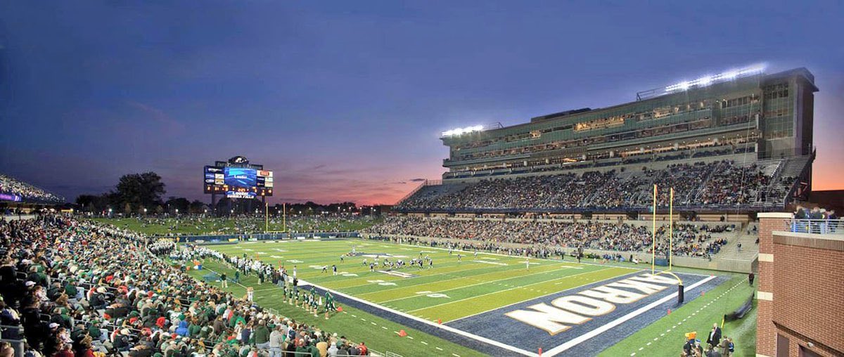 #AGTG After a great conversation with @M_ShusterAKRON I’m blessed to receive my 8th D1 offer from @ZipsFB!!! @BallCoachJoeMo @DAWGHZERECRUITS @David_Moore5 @SummervilleFB