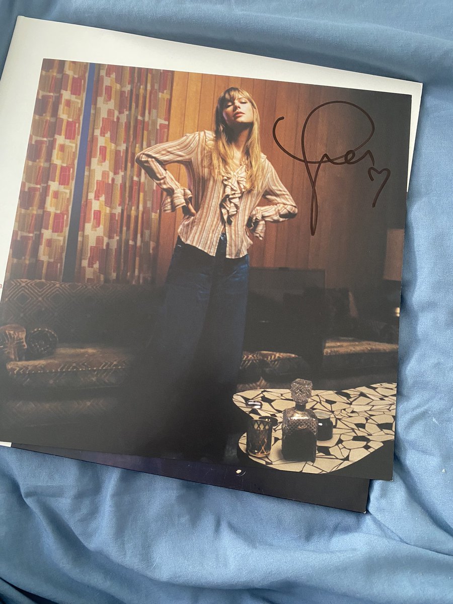 It’s finally here!!!! My first ever autographed item ❤️ I’m beyond the moon 🌙 AND it came with the vinyl (it’s incredible how many people are selling it without the vinyl) I will NEVER EVER let it go 🥰🫶🏻

#Midnights #BloodMoonHandSignedVinyl #TaylorSwift #AnniversaryPresent
