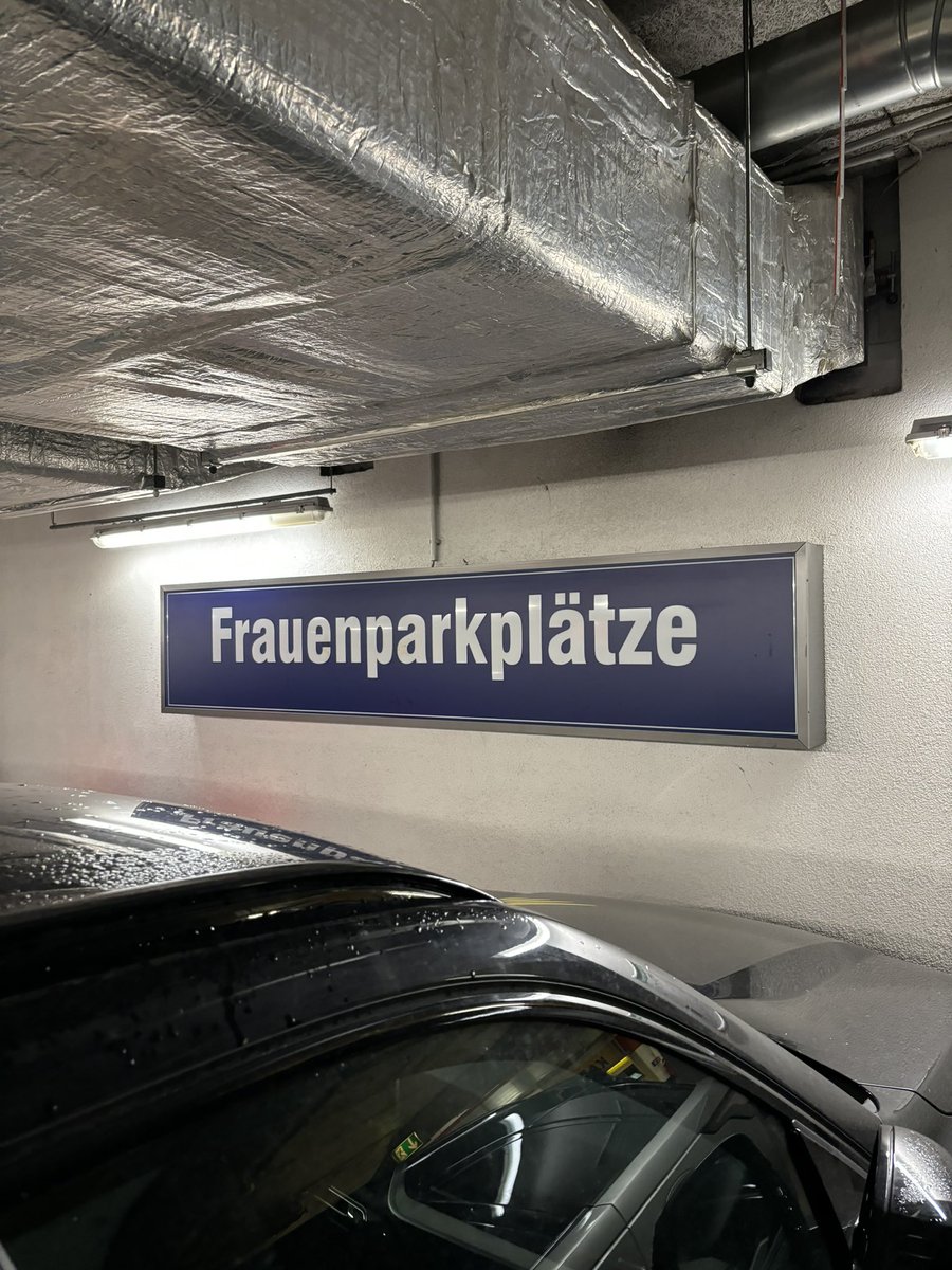 gergmnz's tweet photo. Hoy queriendo estacionar en mi hotel en Alemania me di cuenta que acá existen los “estacionamientos para mujeres”. Esto ponen en Paraguay y Lizarella ya organiza una marcha porque ese estacionamiento le va a volver puto a la criatura. https://t.co/d88iICEaiA