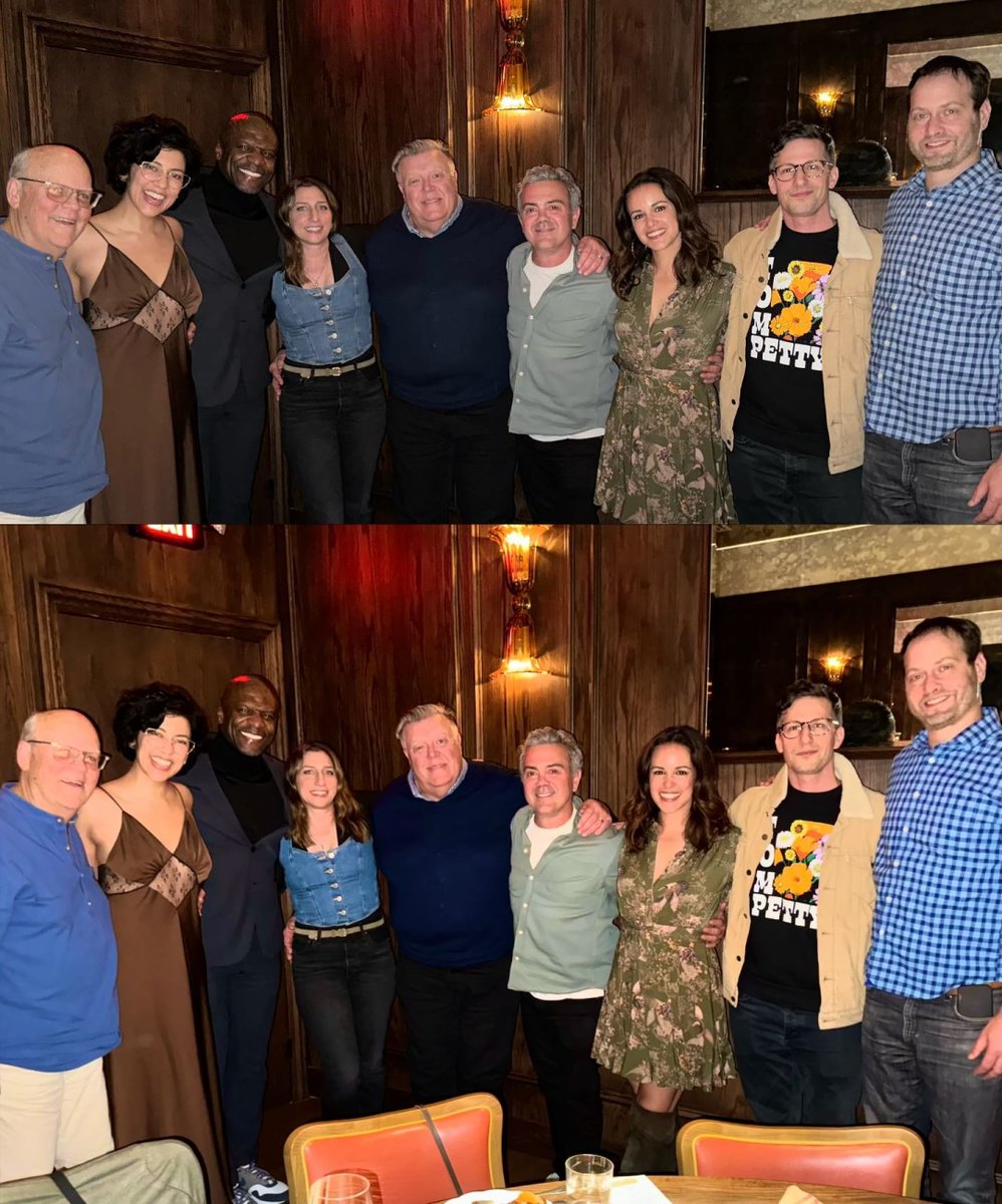 Nine-Nine Forever.
Ieri il cast di #BrooklynNineNine si è riunito, con il co-creatore della serie Dan Goor.
Il piacere di ritrovarsi, ma anche un'occasione per camminare sul viale dei ricordi, celebrando Andre Braugher, indimenticabile Capitano Holt!

#Brooklyn99 #B99 #SerieTV