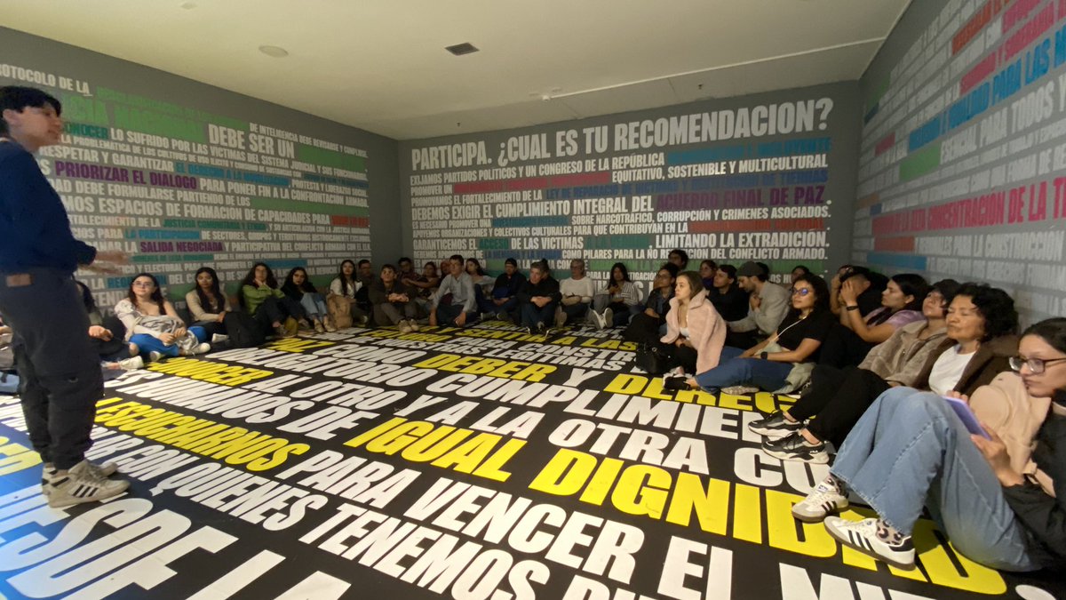 Estudiantes de historia de Colombia contemporánea de @MedellinUNAL visitan el @centromemoria en Bogotá y recorren la exposición #HayFuturoSiHayVerdad ¡Vengan a verla!