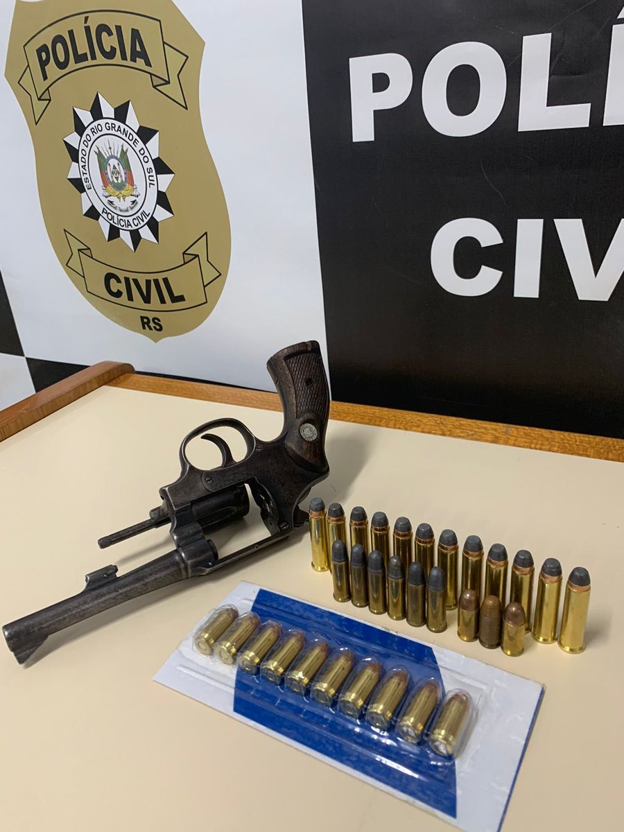 Em cumprimento a mandado de busca e apreensão relacionado à #OpRepasse, indivíduo de 34 anos é preso em flagrante por posse ilegal de arma de fogo.
Foi apreendido um revólver calibre .32 com numeração raspada, além de diversas munições
#Draco_Viamão