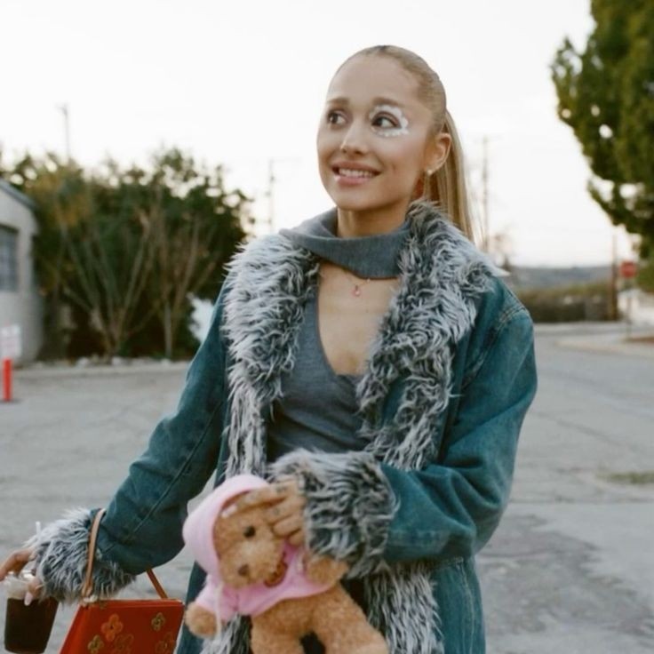 oliverstuffs's tweet photo. acho que todo mundo já sabe que quando a ariana vem com referência cinematográfica, pode aguardar que o álbum todo vai ser hitudo. https://t.co/x8w3O5nPEl