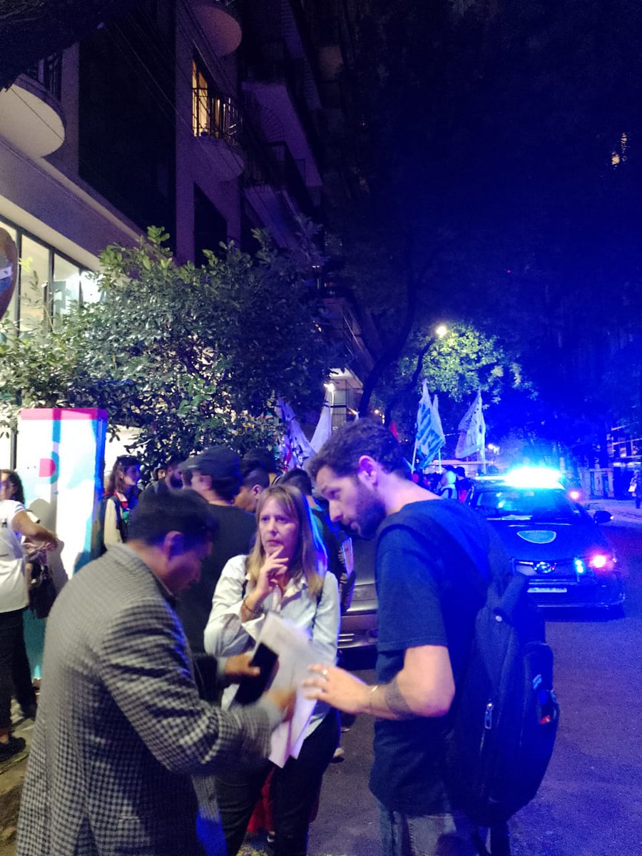 Barry__Ale's tweet photo. Estamos exigiendo la libertad de los detenidos producto de la represión a las y los trabajadores del INCAA, junto a las  asambleas barriales en la oficina central de identificación OCI  pedimos ver a los detenidos YA. https://t.co/fS101Gwoxd