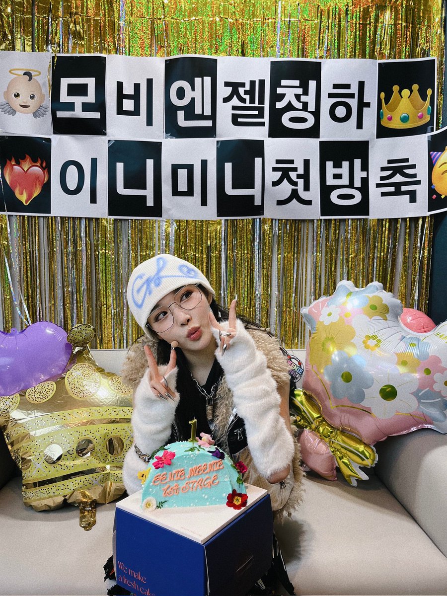 byulerii's tweet photo. chungha 1st stage after almost two years she’s so happy i want to cry 🥹 https://t.co/m9QlHKaI4M