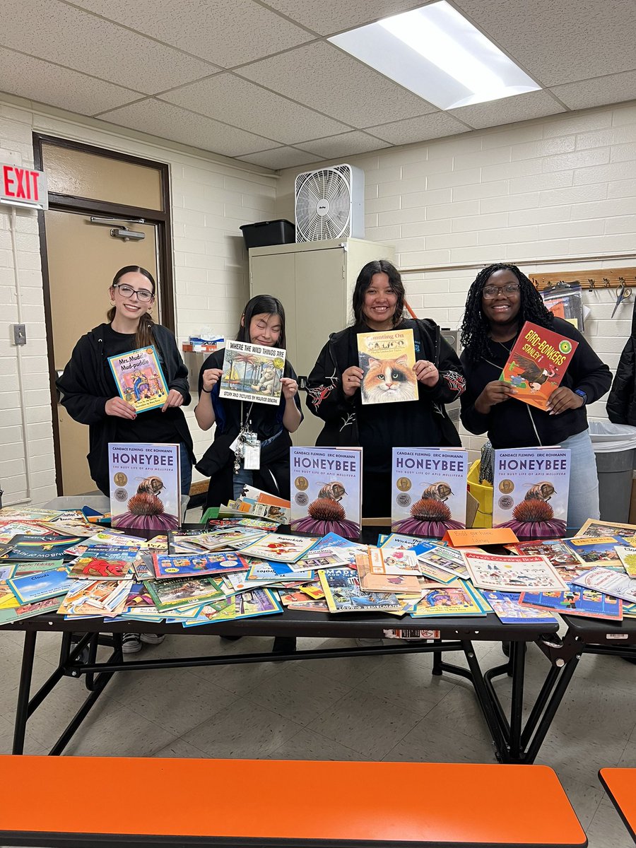 We 🖤🧡🖤 our Educators Rising! Thanks for loving literacy with us!  @dnhsbeverly @APS_Elementary @KnightsDNHS #BelAirBengals #EducatorsRising #BigsHelpingLittles