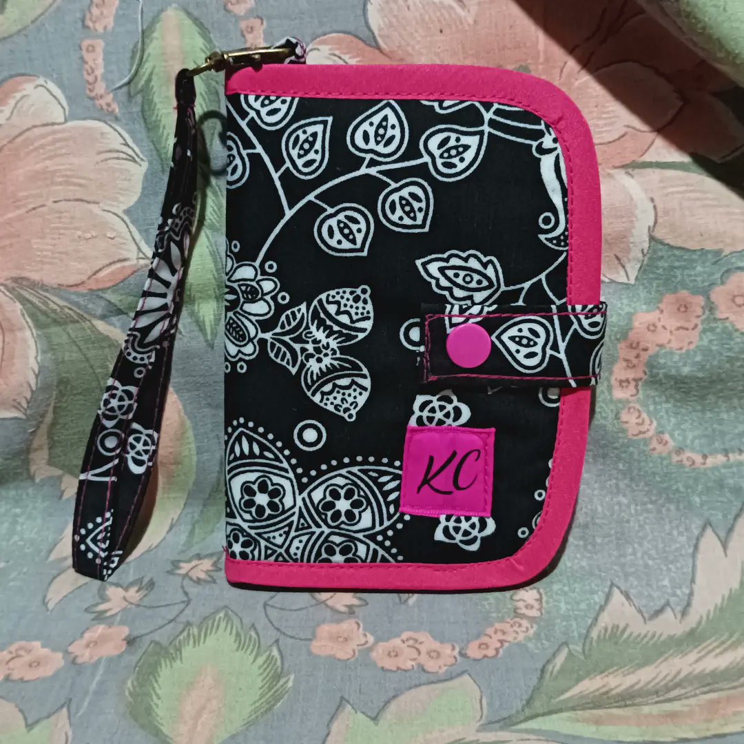Carterita hecha a mano , cuenta con 4 compartimientos , dos para tarjeta y otro con cierre para monedas , con gancho para colgar llaves y lazo de seguridad para llevarlo en la muñeca , consulte sin compromiso 🤗🐾