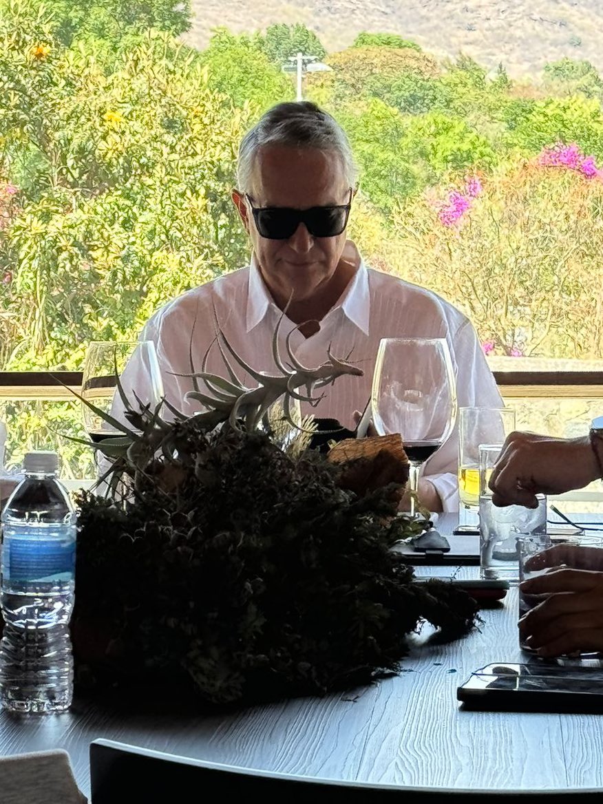 RicardoBSalinas's tweet photo. ¿¿Y llorar por qué??

No sea pendejo, yo estoy comiendo con mis colaboradores y familia en mi hacienda, el #GobiernoCorrupto no va a venir a hacérmela de pedo a mi… no se ha dado cuenta que ellos saben con quien meterse, ¿a caso los ve combatir al crimen organizado? 🤔

LO DEL CAMPO DE GOLF, LO ESTÁN HACIENDO PARA DISTRAER A MÉXICO DE LO VERDADERAMENTE IMPORTANTE.

#NosFaltan44 
#LaNuevaMafiaDelPoder
#LaNuevaRedDeCorrupcion
#SeVaADescarrilarElPais

Y no dudo que mañana vayan a salir a pedir pruebas jajaja, así son de desvergonzados y ustedes de pendejos. Entonces, provechito porque está muy rica mi comidita y mi vinito 😌😘😎😂.

NO SE DEJEN DISTRAER, sigamos oponiendo resistencia a los #Gobiernicolas corruptos vividores!!!

Se enojaron muchísimo por que les pedí que nos presenten la auditoría de la ayuda a los viejitos… fuentes cercanas al poder me aseguraron que se ROBAN más sel 25% de las “ayudas” del bienestar. Entonces que nos demuestren lo contrario 😌!!!

Ratas corruptas, chillonas!!!