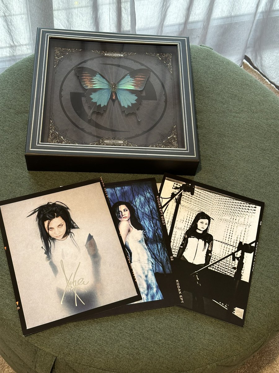 alextheaeon's tweet photo. It arrived!!! And I lucked out with a signed print! Absolutely spiralling 🤯🤯🤯 @AmyLeeEV @evanescence https://t.co/hug9Wvmx7N