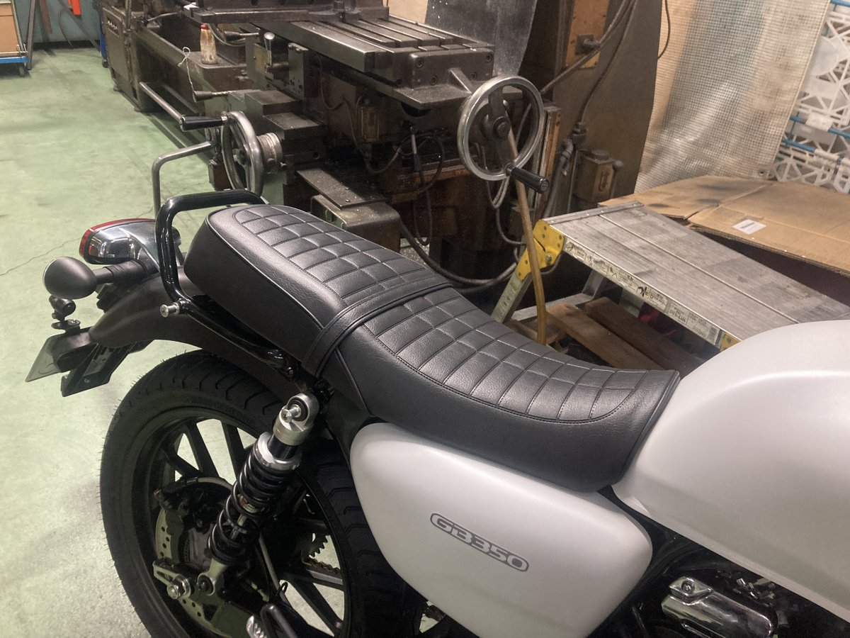今春発売となった #茗荷シート さんのGB350用シート。プロトデモ車にも