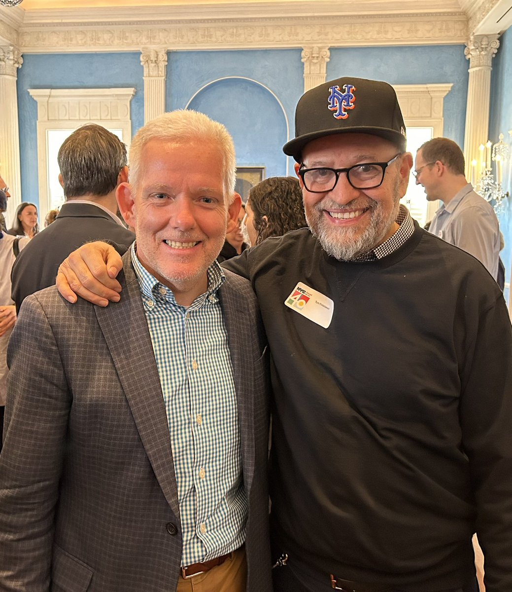 Great to see former @NYCulture Commissioner Tom Finkelpearl at Gracie Mansion for the 40th Anniversary of the percent for art program. Tom has great taste in baseball teams.