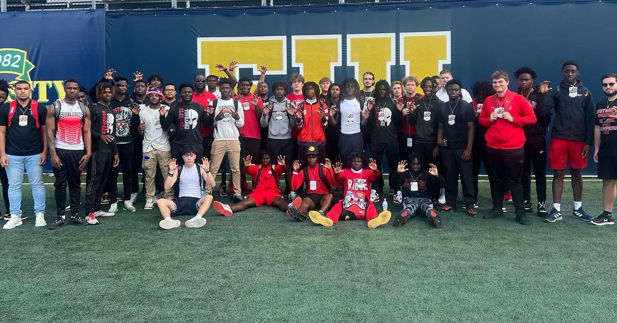 #SouthridgeFootball Would like to thank @FIUFootball @CoachMikeMac @CoachZRoper for opening their university and football facilities, to Southridge Football #RidgeUp #CollegeFootball #305 #Blessed ##RealStudentAthletes #Recruiting #Highschool