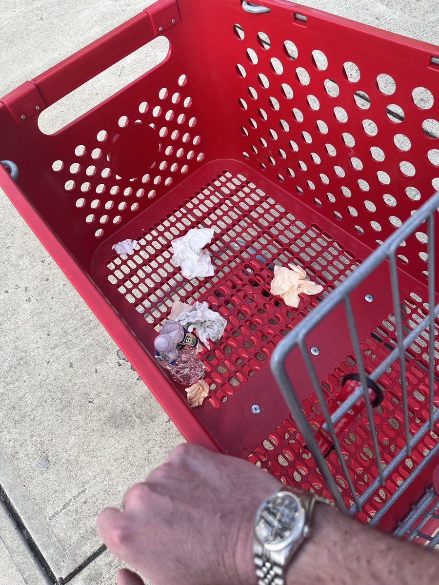 In honor of #NationalpiDay (⁦@wiseguypizzadc⁩ in the background 🍕), I pushed this abandoned ⁦@Target⁩ cart back to Pentagon Row. Not sure what’s more disappointing, the person who abandoned the cart, or those who saw fit to use it as a trash can? 🛒 🗑️ 🤷🏼‍♂️🤦🏼‍♂️