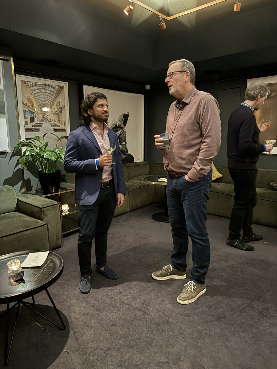 SamuelHBurke's tweet photo. 🥂@RealVision #RVIP meetup in London with the one and only @osf_rekt giving his views on what’s next for this crypto bull market, ETF approvals and his NFT artistry. 🍾 Cheers to the gang. 🇬🇧 https://t.co/tvqJc3RIHK