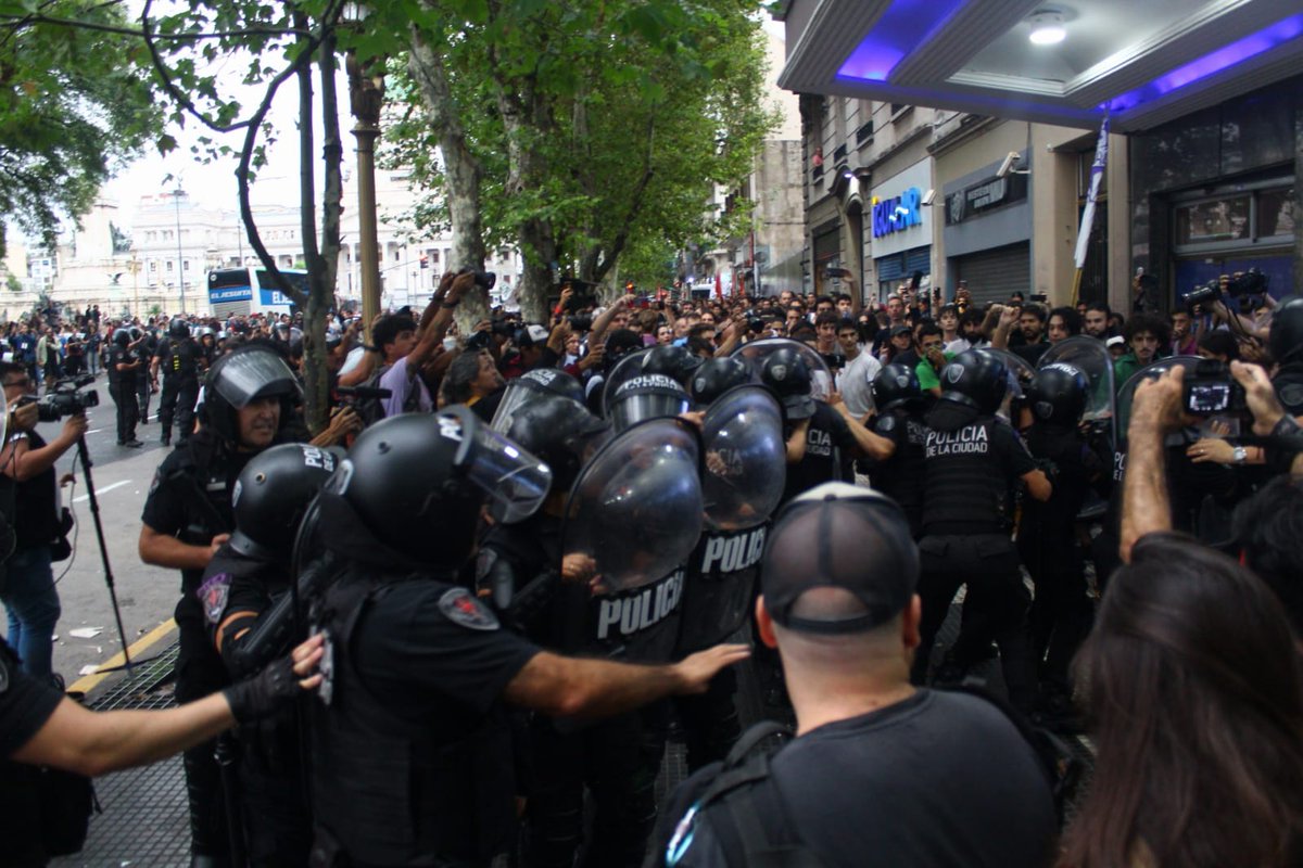 PeriodismoDeIzq's tweet photo. #Urgente La Policía de la Ciudad reprime la movilización en defensa del cine nacional frente al Cine Gaumont https://t.co/Q3ZGsmFcHB