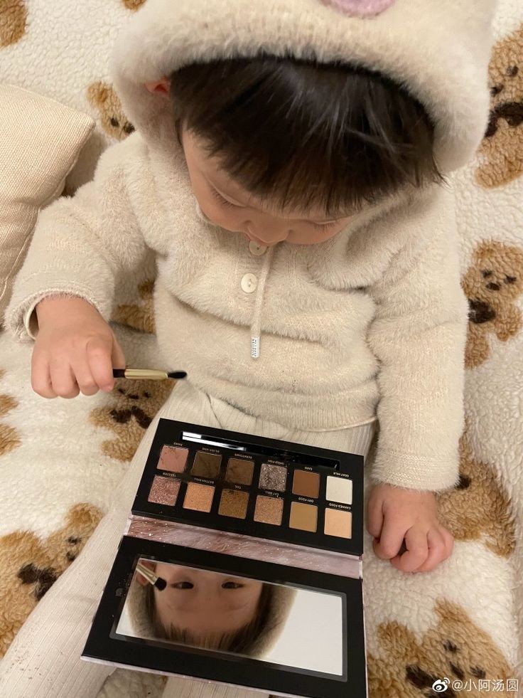ㅤ  ㅤ
Estava mexendo na minha galeria e achei foto do meu filho brincando com maquiagem, saudades de quando ele era desse tamanho.
ㅤ  ㅤ