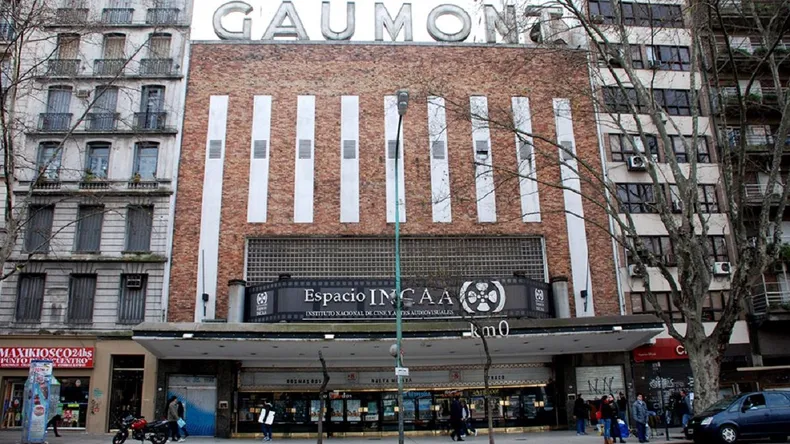 facundodellaqua's tweet photo. Patricia Bullrich debe creer que toda la mafia narco del país se concentra en este lugar porque no tiene pie ni cabeza haber mandado tantos milicos a reprimir una manifestación de ESTUDIANTES DE CINE, DIRECTORES, PERIODISTAS Y GENTE QUE AMA LA CULTURA. https://t.co/e2n86Ufo64