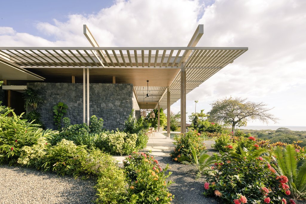 StudioSaxe's tweet image. We're thrilled to reveal the Pergola House, a beacon of Studio Saxe's innovative design nestled in the lush realm of Playa Grande, Guanacaste, Costa Rica. This home, crafted for a North American family seeking a fresh chapter.

See full project:
studiosaxe.com/projects/pergo…