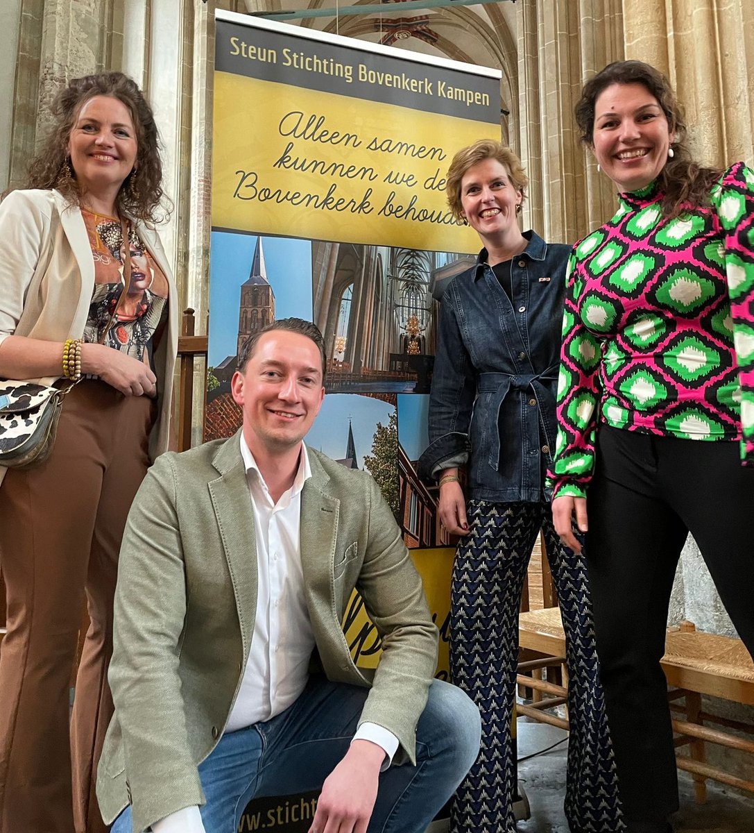 De restauratie van de gewelven van de @KampenBovenkerk is vanmiddag begonnen! Noodzakelijk voor het behoud van het eeuwenoude icoon van Kampen en het monumentale Hinsz-orgel. Zowel @gemKampen, @ProvOverijssel als Rijksoverheid dragen financieel bij. Nu aan de slag! 🏗️