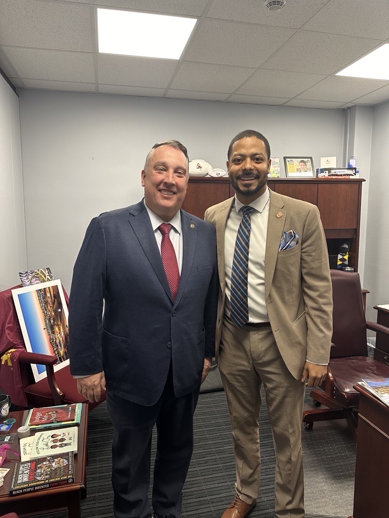AZTroopers's tweet photo. President Hawkins met with Representative Hodge, President Hawkins spoke about the dire needs of AZDPS. Representative Hodge would like to have further discussions about helping our members. #azleg #paypublicsafety #budgetdiscussions https://t.co/0PME7GmKsL