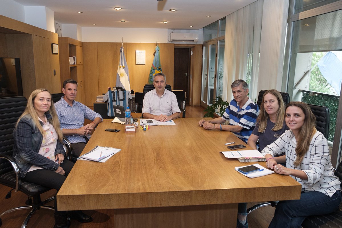 Nos reunimos con el intendente <a href="/FrSciaini/">MAXIMILIANO SCIAINI</a> y el compañero <a href="/Gasparini_RP/">Chinchu Gasparini</a> para coordinar el trabajo entre el <a href="/MinDesarrolloBA/">Desarrollo de la Comunidad BA</a> y el municipio de Roque Pérez.

El objetivo es que nuestras políticas públicas tengan cada día mejor inserción en el municipio.