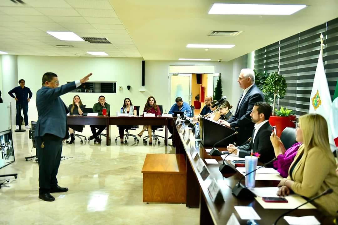 Felicitamos a nuestro compañero y amigo Tiburcio Sánchez Dueñas <a href="/tibuchin/">Tiburcio Sánchez Due</a> que este día tomó protesta como Regidor del Municipio de Torreón.

<a href="/Veronica_mtz/">Verónica  Martínez</a> 
<a href="/felipe_glz/">Felipe González</a>