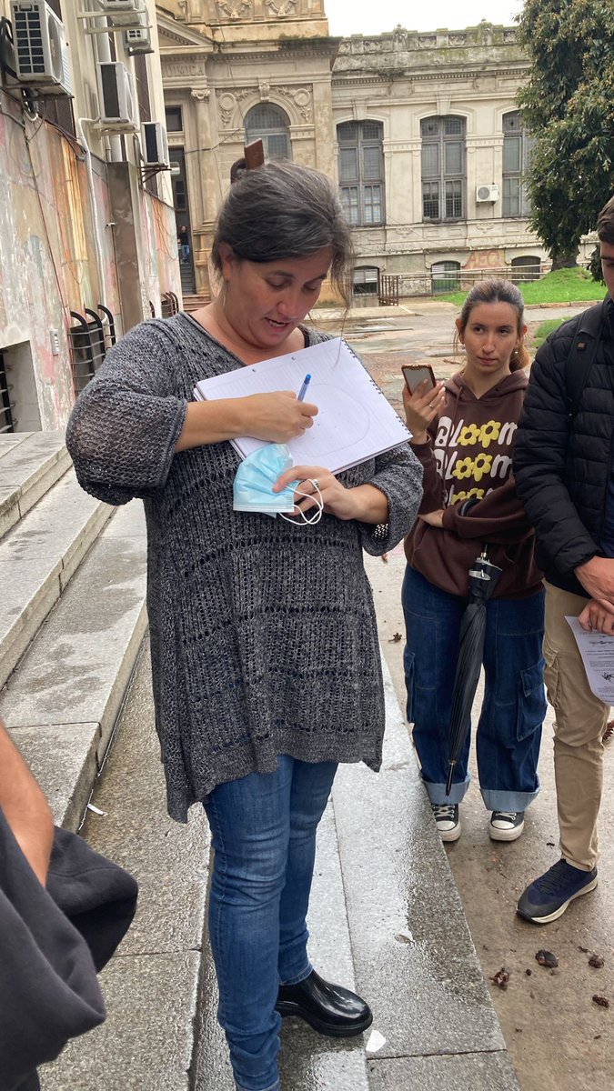 Mónica Cappetta (@monicacappetta) on Twitter photo Mientras alguien se cree vivo y hace una amenaza de bomba en #fmed, docentes de <a href="/GeneticaFmed/">Unidad Académica de Genética</a> no sé dejan intimidar y continúan dando la clase al aire libre!! 💪🏻💪🏻💪🏻 Mientras alguien se cree vivo y hace una amenaza de bomba en #fmed, docentes de <a href="/GeneticaFmed/">Unidad Académica de Genética</a> no sé dejan intimidar y continúan dando la clase al aire libre!! 💪🏻💪🏻💪🏻