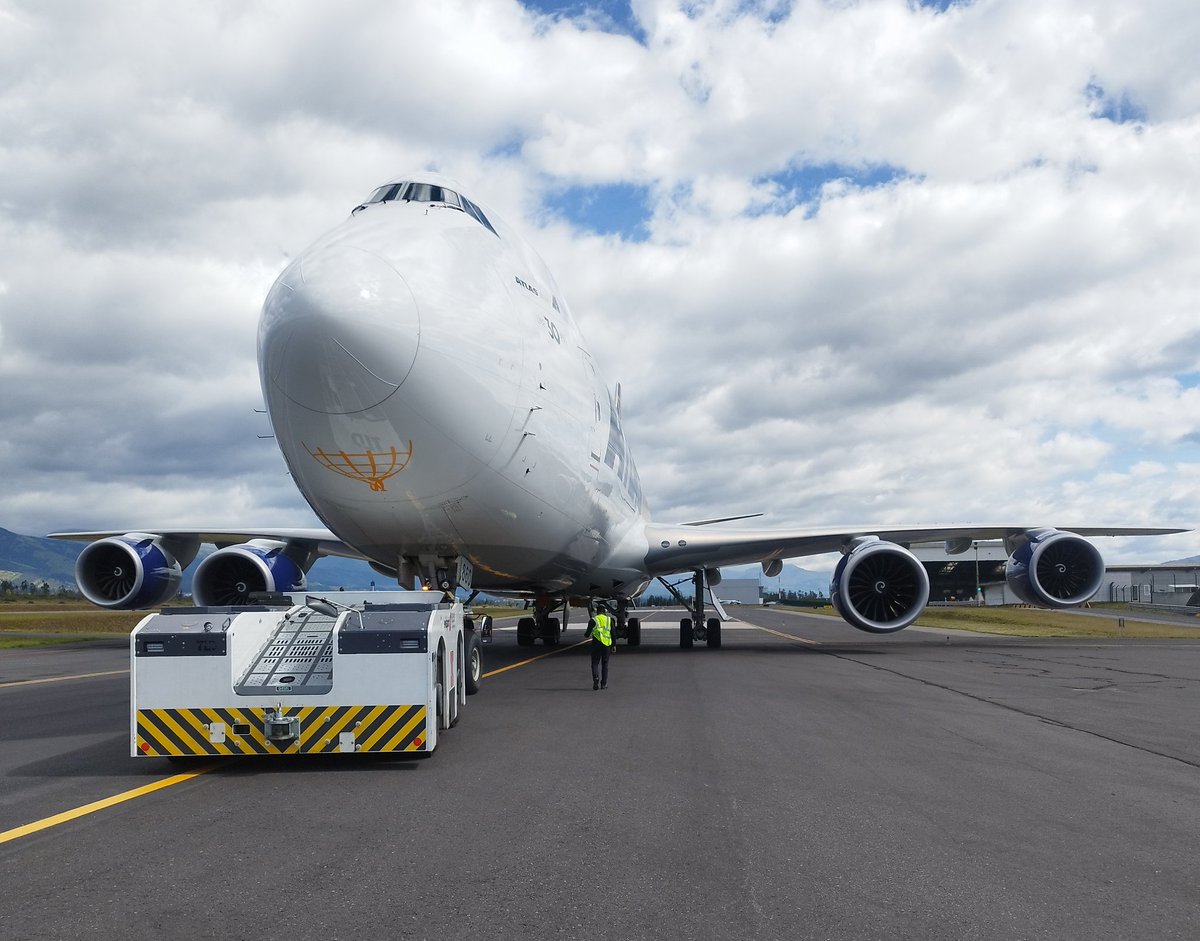 cesarp92_'s tweet photo. Pushback B747-8F @AtlasAirWW lined up on TWY B.
The Queen carrying up +100tons with destination KMIA.
#Thequeenoftheskies
#Boeing 
#B748F https://t.co/aYdV001FHB