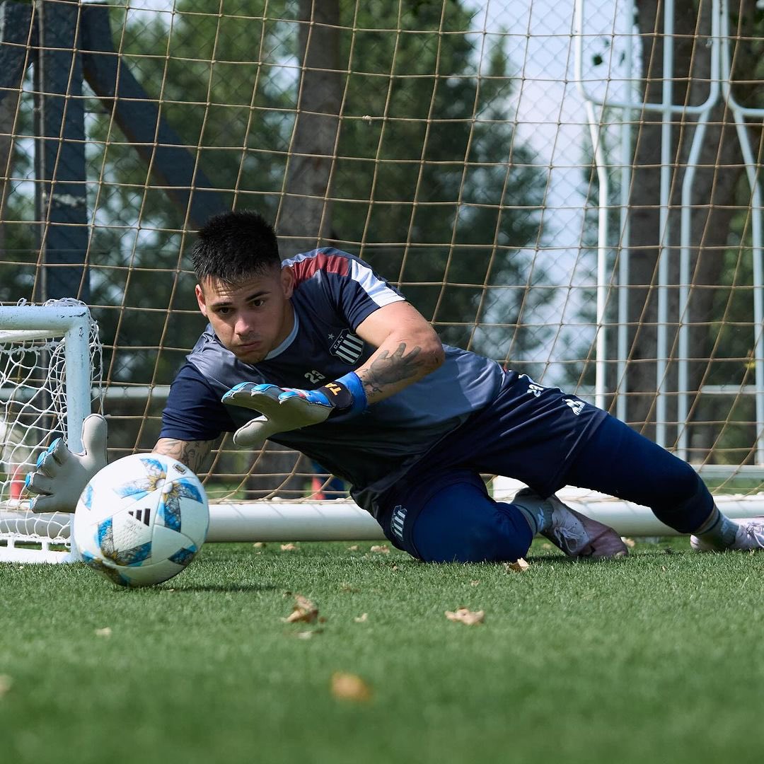 PARTIDAZO de Lautaro Morales. Seguro, sin dar rebotes y sacando 4 pelotas claves para mantener a #Talleres 🇫🇮 en ventaja.

No jugar, sobretodo para un arquero, es difícil. Hoy, para mí una de las figuras de la “T”.