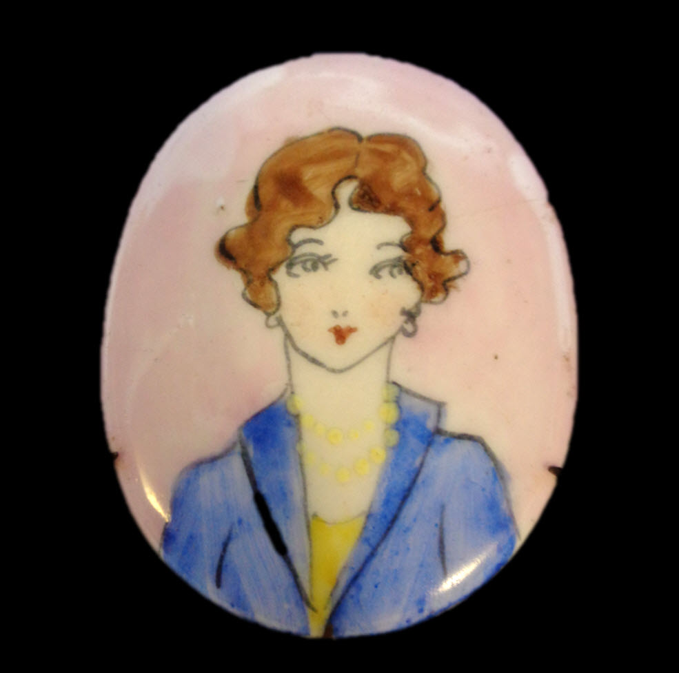 Miniature art has been created in England since medieval times. The artists paint with incredibly fine brushes, sometimes ones with just a single hair. Just imagine the skill and patience needed to create such perfection. #FridayFunFact #FridayVibes #VintageBrooches #miniatures