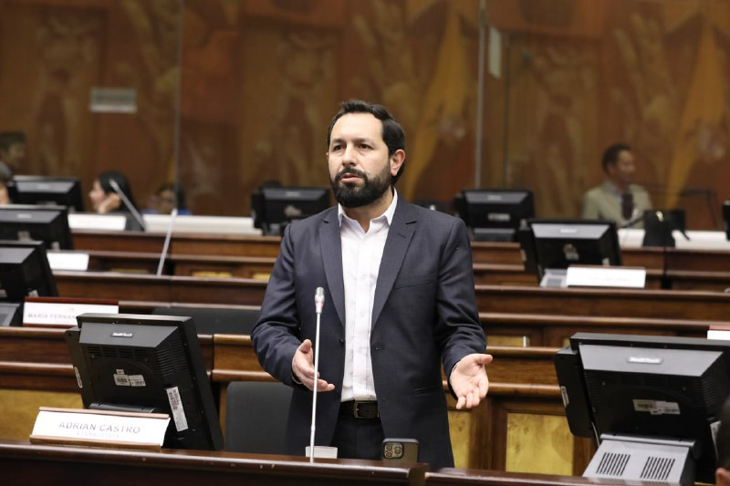 <a href="/acastropiedra/">Adrian Castro (El ShunGo)</a> señala que hay temas que ponerle atención, pide a <a href="/DesarrolloEcAN/">Desarrollo Económico, Productivo y la Microempresa</a> revisar el artículo 11 y 14, porque no se puede tener contradicciones con la Ley de Tránsito, porque hay dos conceptos que se contraponen. 

Indica que es más económico viajar al extranjero que